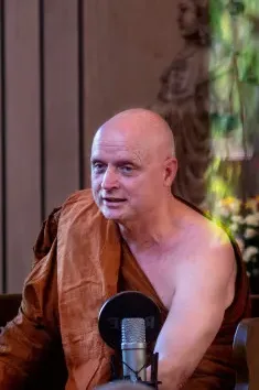 Un bhikkhu hablando frente a un micrófono