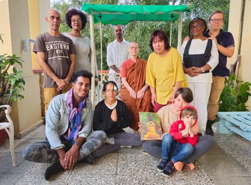 Grupo de personas posando en el patio de una casa